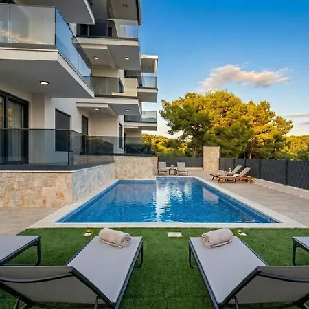 Koc, Okrug Gornji - With A Pool Daire Trogir