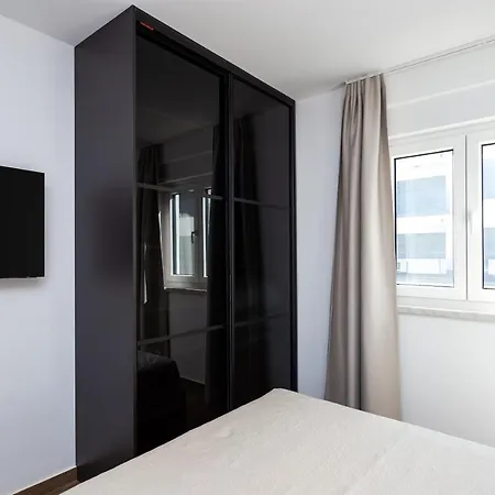 Koc, Okrug Gornji - With A Pool *