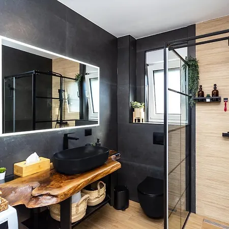 Koc, Okrug Gornji - With A Pool