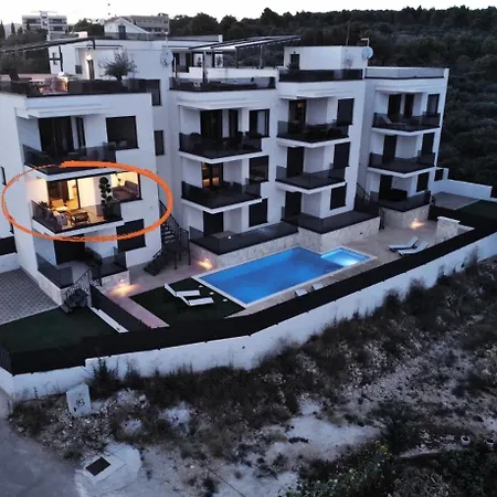 Koc, Okrug Gornji - With A Pool