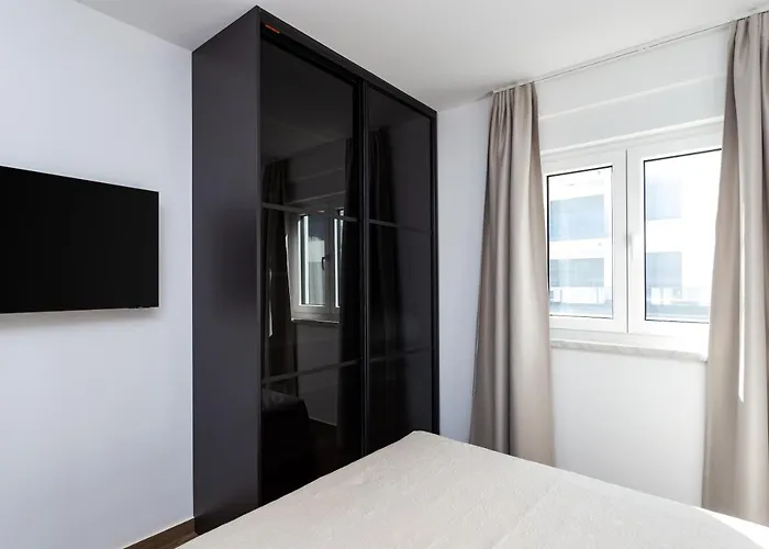 Koc, Okrug Gornji - With A Pool *