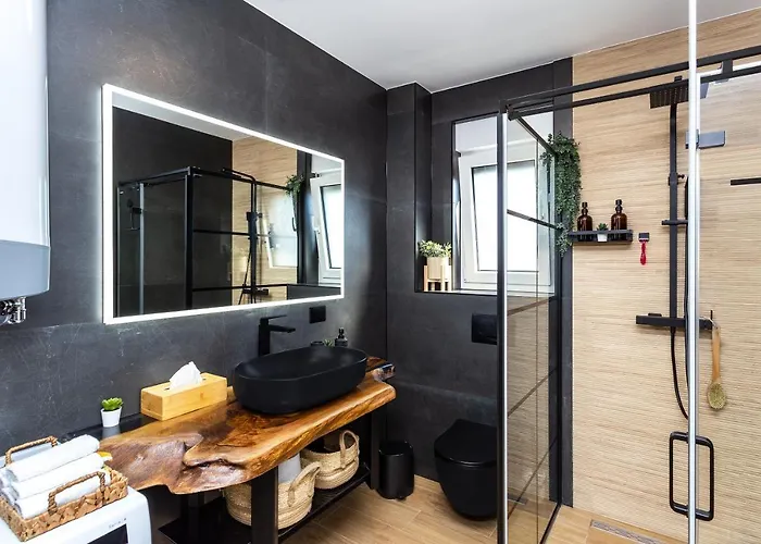 Koc, Okrug Gornji - With A Pool