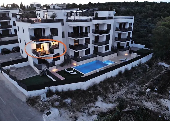 Koc, Okrug Gornji - With A Pool